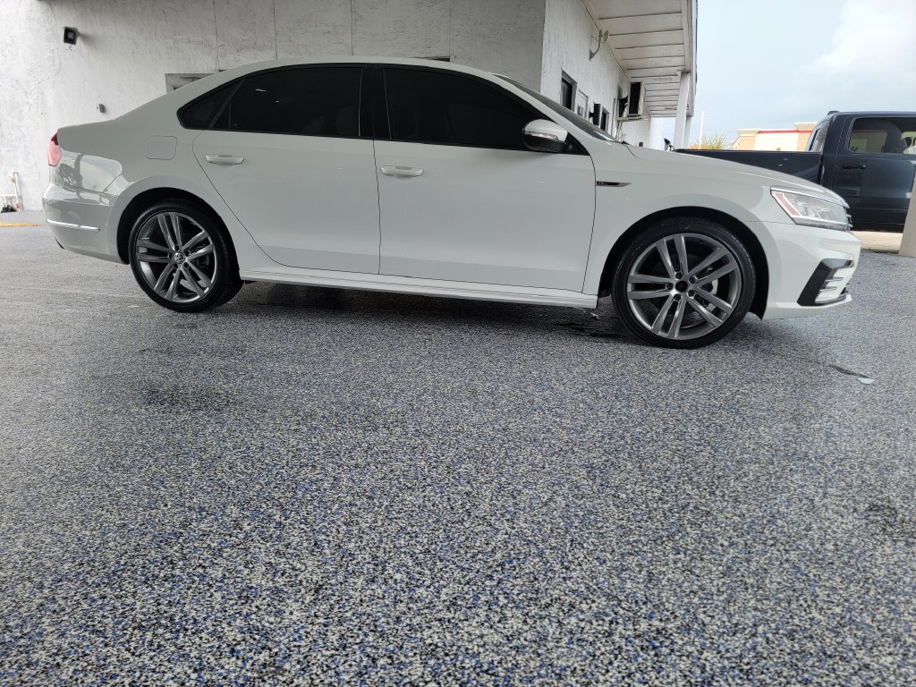 Used 2018 Volkswagen Passat 2.0T R-Line w/ R-Line Lighting Package FWD image 6