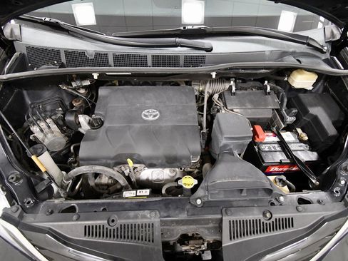 Used 2015 Toyota Sienna LE image 11