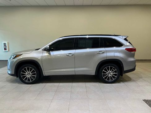Used 2018 Toyota Highlander SE image 3