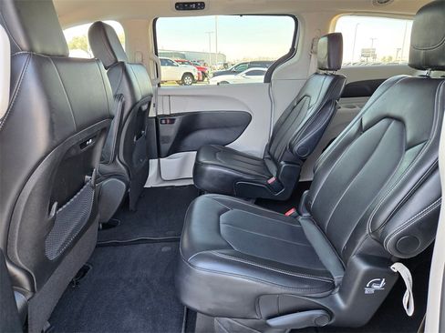 Used 2024 Chrysler Pacifica Touring-L image 14