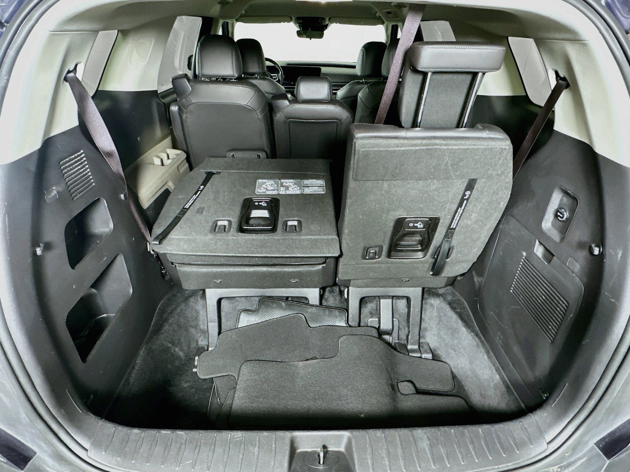 Used 2025 Kia Carnival FWD image 29