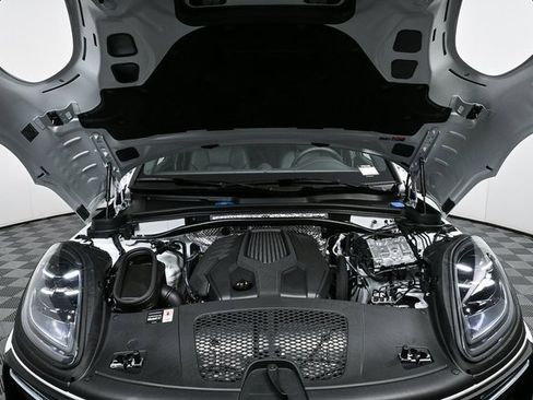 New 2025 Porsche Macan image 40