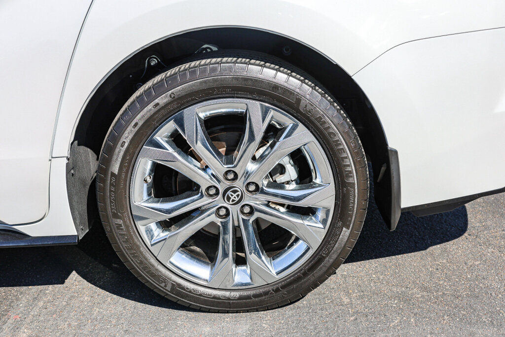 Certified 2024 Toyota Sienna Platinum FWD image 31