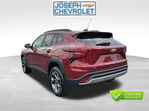 Used 2025 Chevrolet Trax LT FWD image 3