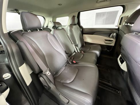 Used 2024 Kia Carnival LX image 27