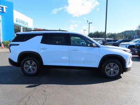 Used 2025 Chevrolet Traverse LT AWD/4WD image 8