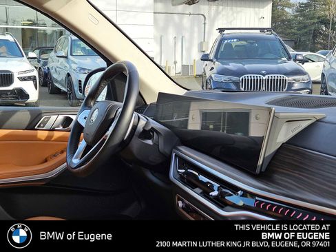 Used 2023 BMW X7 xDrive40i w/ Parking Assistance Package image 11