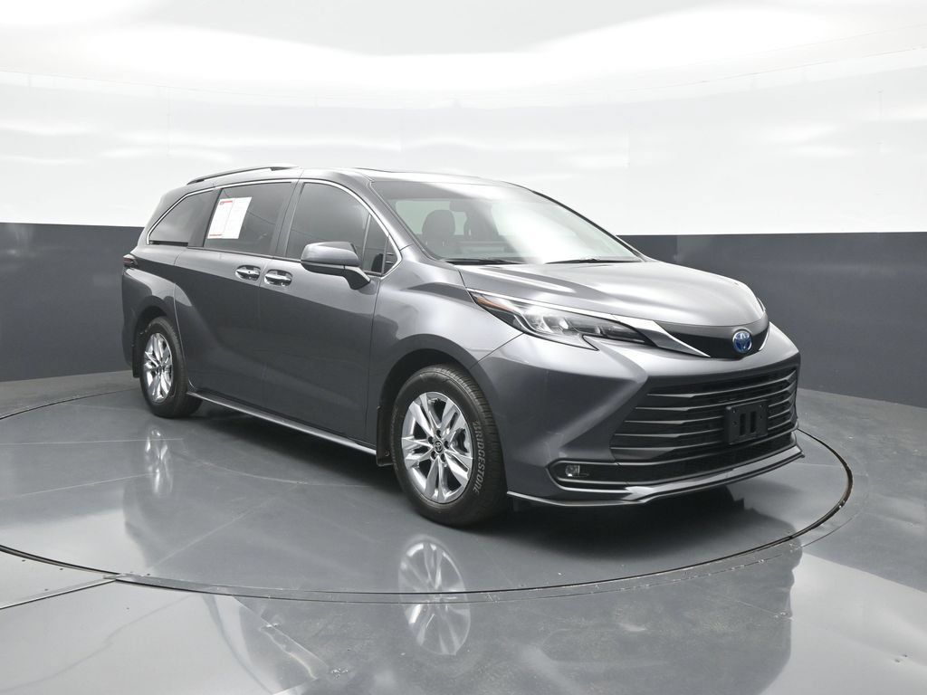 Used 2025 Toyota Sienna XLE w/ XLE Plus Package AWD/4WD image 1
