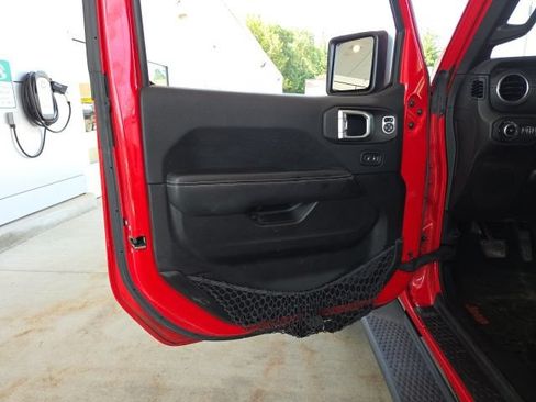 Used 2019 Jeep Wrangler Unlimited Sahara w/ Dual Top Group AWD/4WD image 41