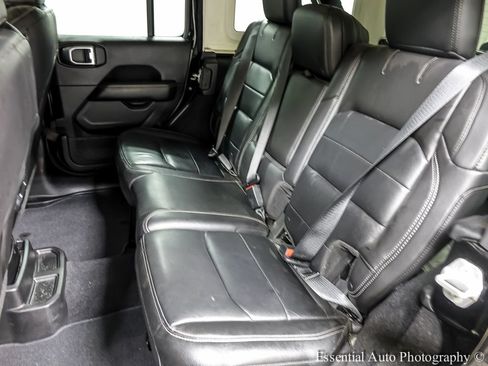 Used 2018 Jeep Wrangler Unlimited Sahara AWD/4WD image 11