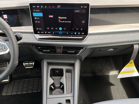 New 2026 Volkswagen Tiguan SE R-Line FWD image 18