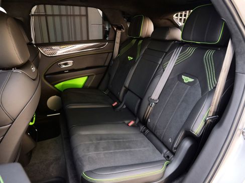 Used 2025 Bentley Bentayga AWD/4WD image 18