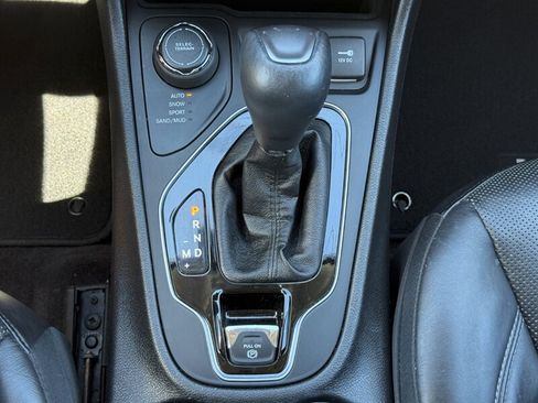 Used 2019 Jeep Cherokee Limited w/ Luxury Group AWD/4WD image 26