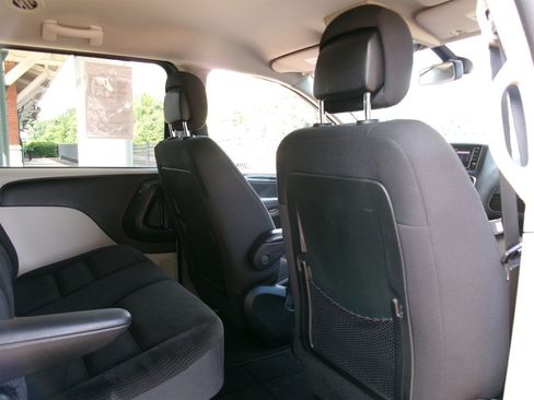 Used 2018 Dodge Grand Caravan SE w/ UConnect Hands-Free Group FWD image 32