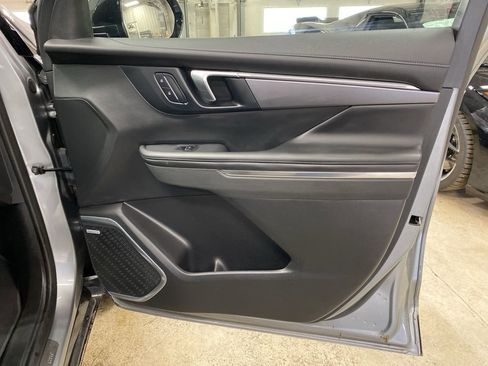 Used 2025 Buick Enclave Sport Touring AWD/4WD image 23