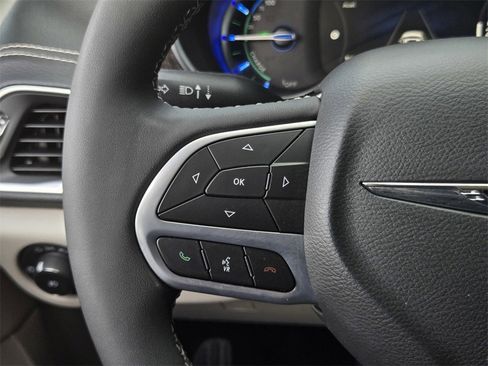 Used 2022 Chrysler Pacifica Limited w/ Uconnect Theater Family Group image 26