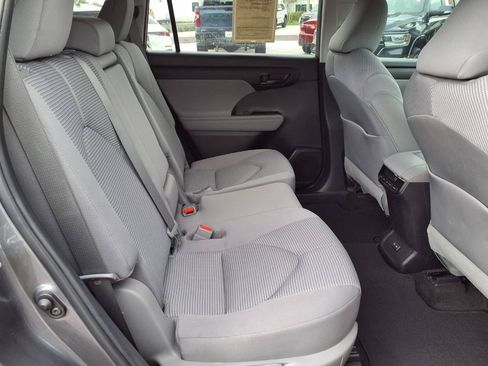 Used 2023 Toyota Highlander LE FWD image 15