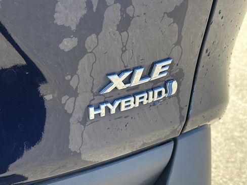 Used 2021 Toyota RAV4 XLE Premium image 11
