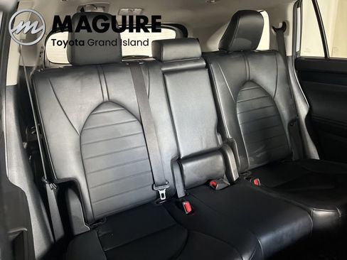 Used 2024 Toyota Highlander XLE AWD/4WD image 35