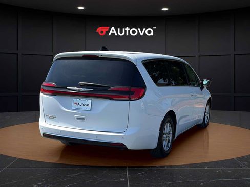 Used 2023 Chrysler Pacifica Touring-L FWD image 5