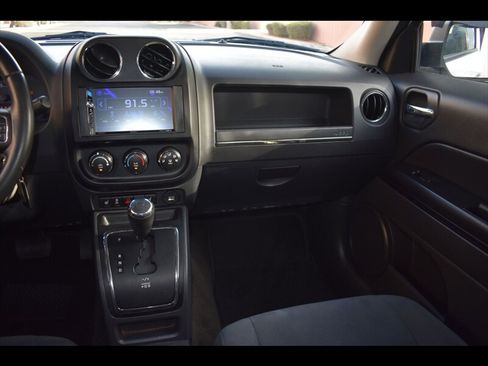 Used 2016 Jeep Patriot Latitude AWD/4WD image 28