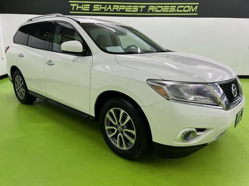 Used 2016 Nissan Pathfinder SV FWD image 2