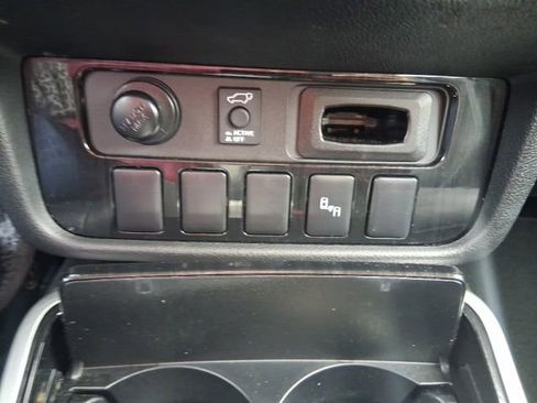 Used 2018 Mitsubishi Outlander SEL image 28