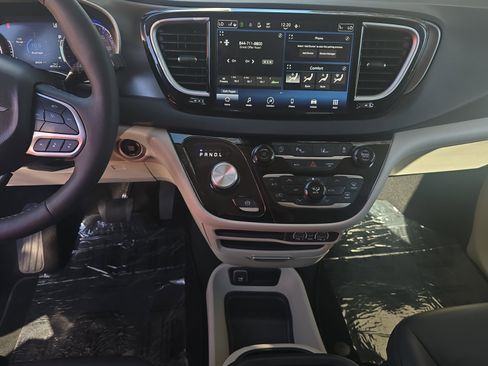 Certified 2024 Chrysler Pacifica Touring-L image 3