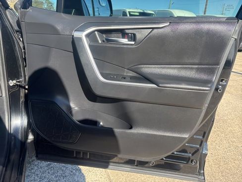 Used 2021 Toyota RAV4 XLE Premium image 9