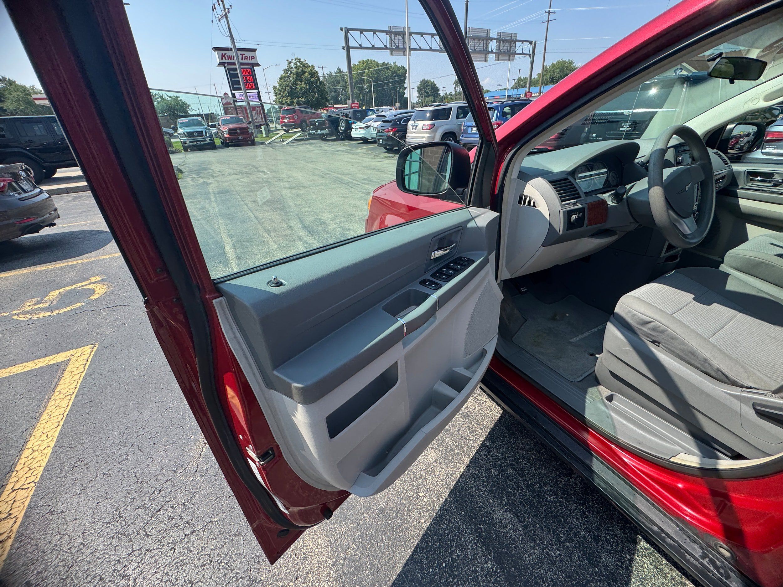 Used 2009 Chrysler Town & Country LX FWD image 8