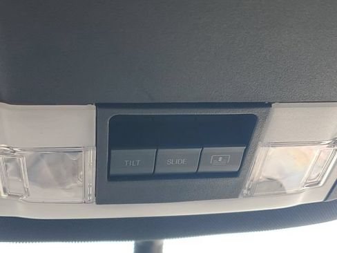 Used 2018 Ford Explorer XLT w/ Equipment Group 202A AWD/4WD image 32