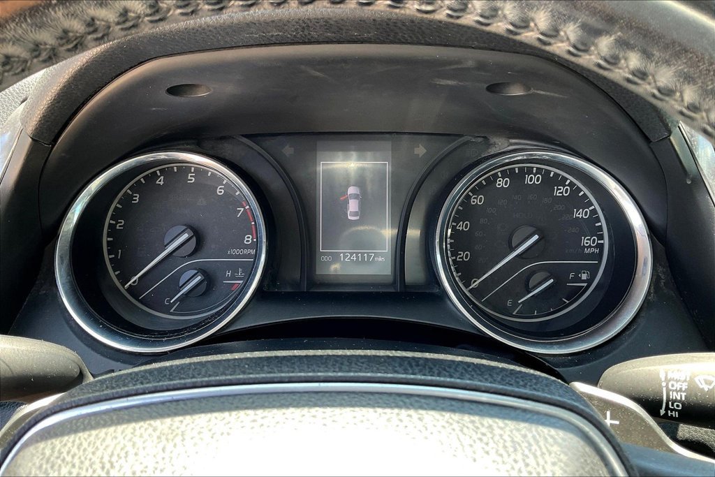 Used 2019 Toyota Camry SE FWD image 12