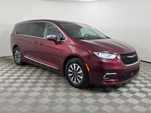 Used 2022 Chrysler Pacifica Limited w/ Uconnect Theater Family Group FWD image 1