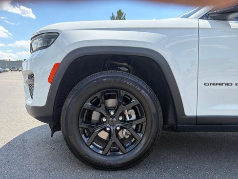 Used 2024 Jeep Grand Cherokee Altitude AWD/4WD image 10