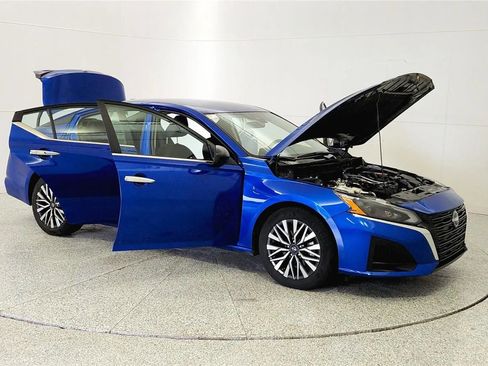Used 2025 Nissan Altima 2.5 SV FWD image 9