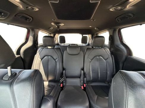 Used 2020 Chrysler Pacifica Touring-L FWD image 13