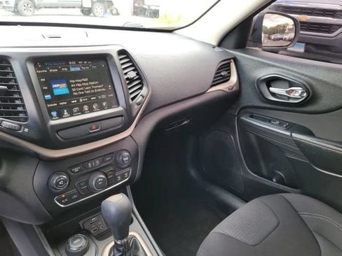 Used 2016 Jeep Cherokee Latitude w/ Cold Weather Group AWD/4WD image 15