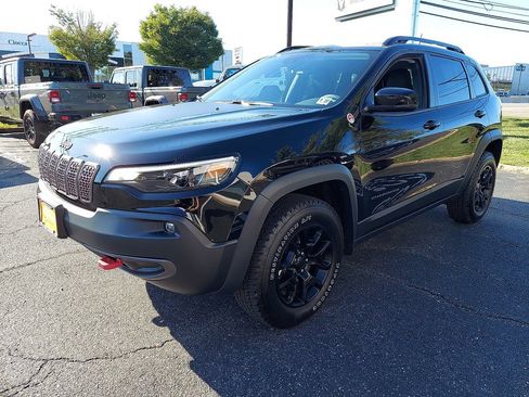 Used 2022 Jeep Cherokee Trailhawk w/ Comfort/Convenience Group AWD/4WD image 6