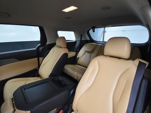 Certified 2024 Kia Carnival LX image 11