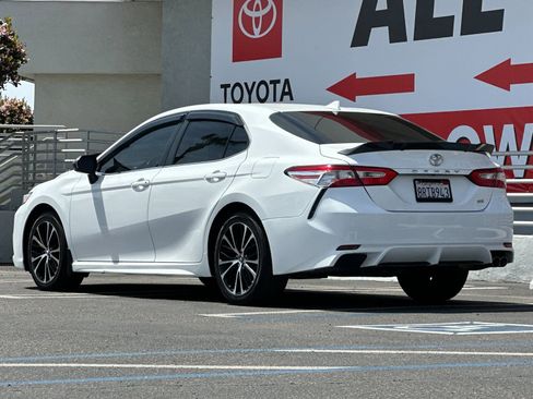 Used 2020 Toyota Camry SE image 3