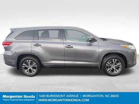 Used 2017 Toyota Highlander LE AWD/4WD image 9