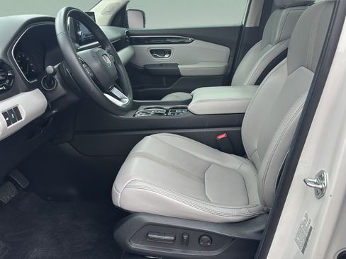 Used 2025 Honda Pilot Touring image 9