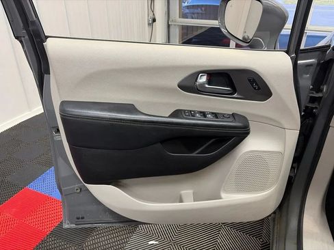 Used 2022 Chrysler Pacifica Touring-L FWD image 8