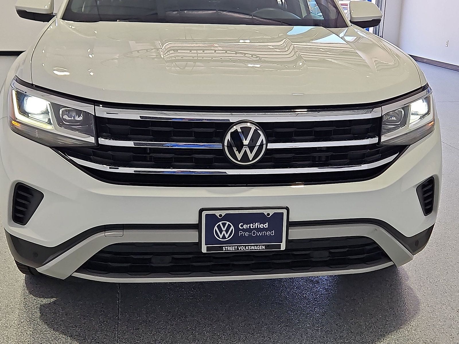 Certified 2023 Volkswagen Atlas Cross Sport SE w/ Panoramic Sunroof Package FWD image 10