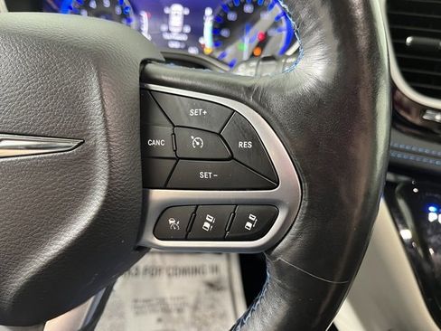 Used 2021 Chrysler Pacifica Touring-L image 18