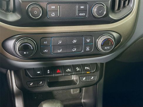 Used 2022 Chevrolet Colorado Z71 AWD/4WD image 10