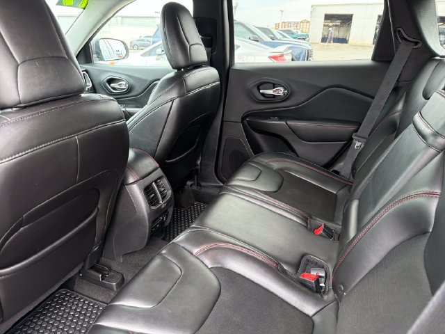 Used 2019 Jeep Cherokee Trailhawk AWD/4WD image 22