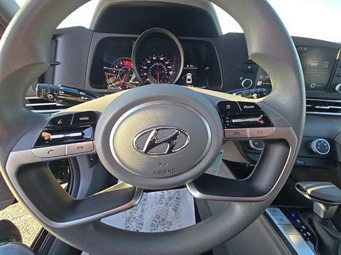 Used 2022 Hyundai Elantra SE image 14