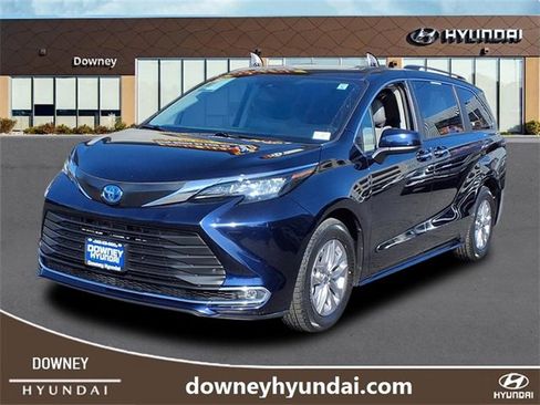 Used 2024 Toyota Sienna XLE image 1