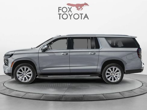 Used 2025 Chevrolet Suburban Premier RWD image 3